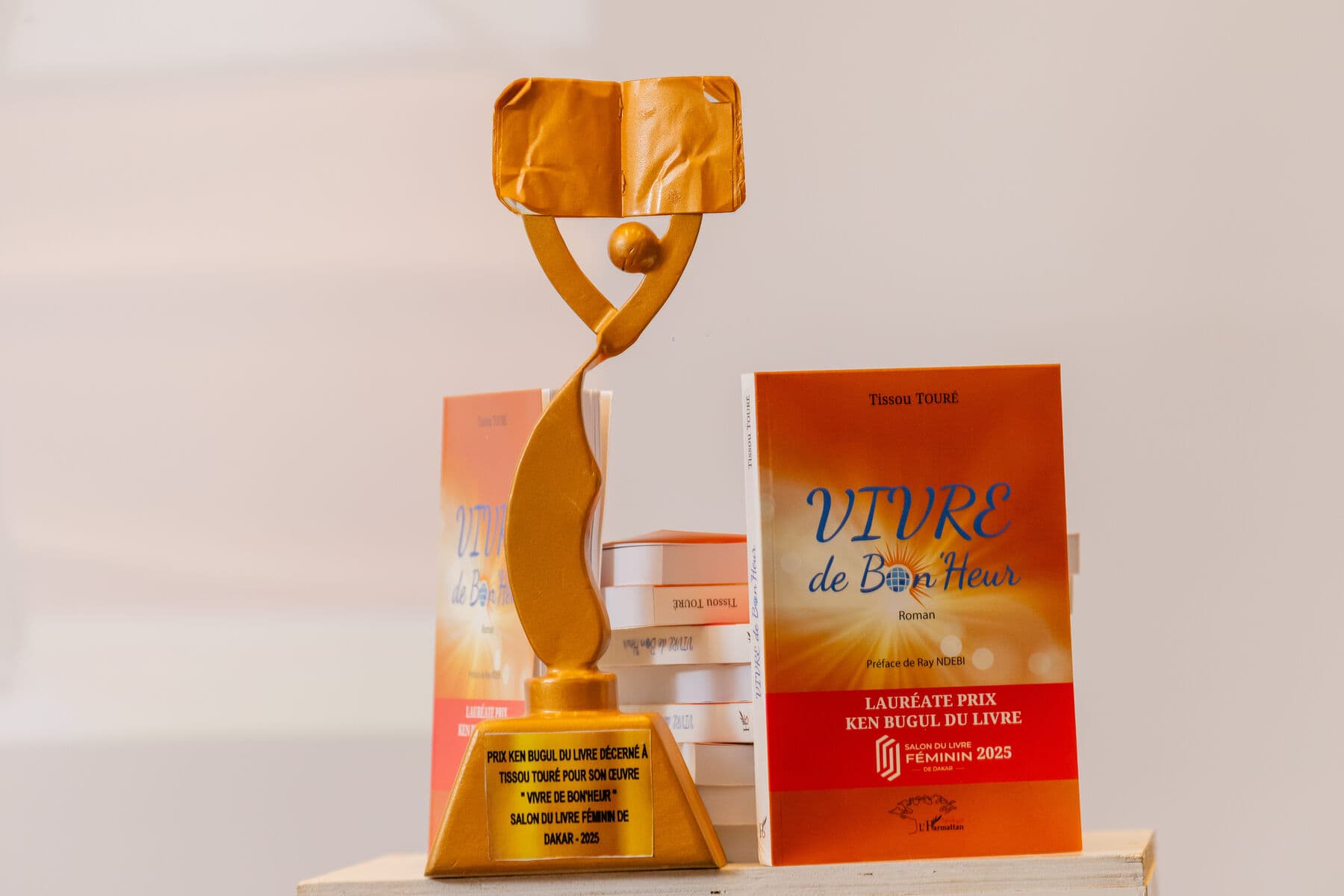 Trophée du Prix Ken Bugul du Livre 2025 et le livre VIVRE de Bon'Heur